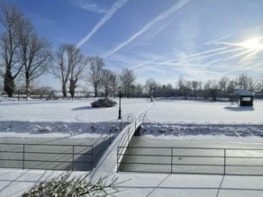 Verschneites Burggelände