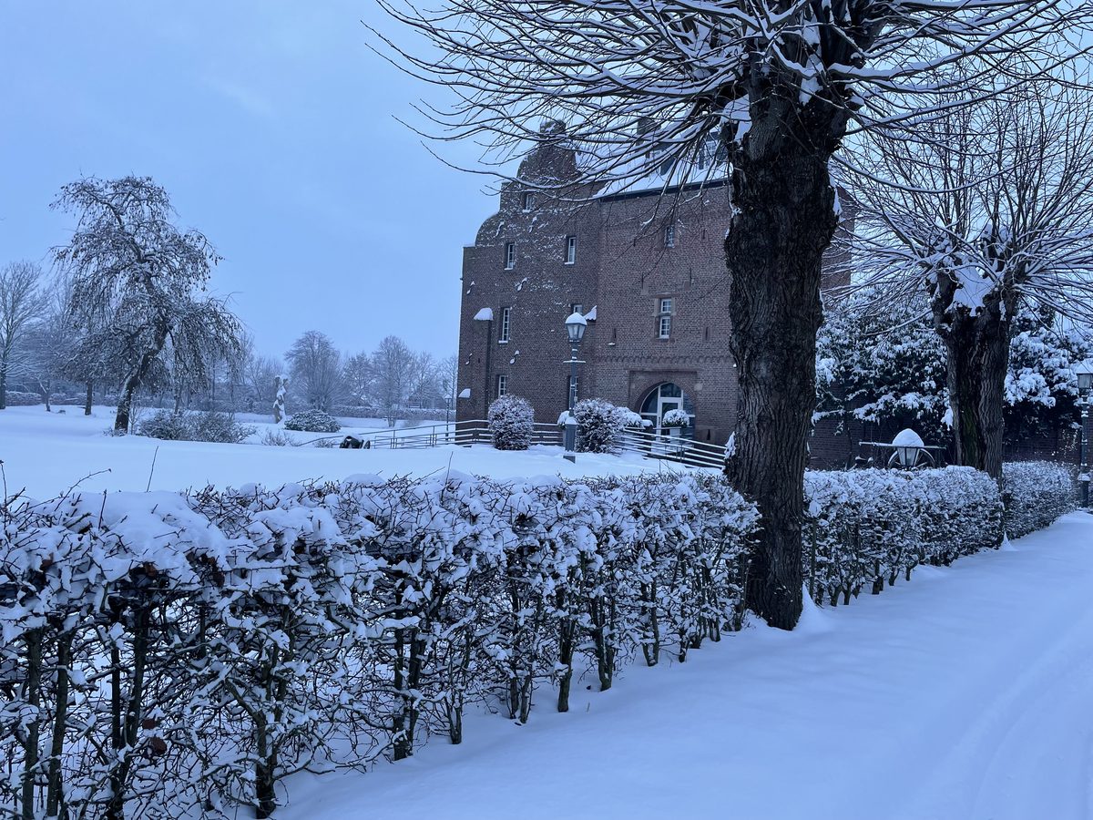 Burg Obbendorf an einem verschneiten Wintertag